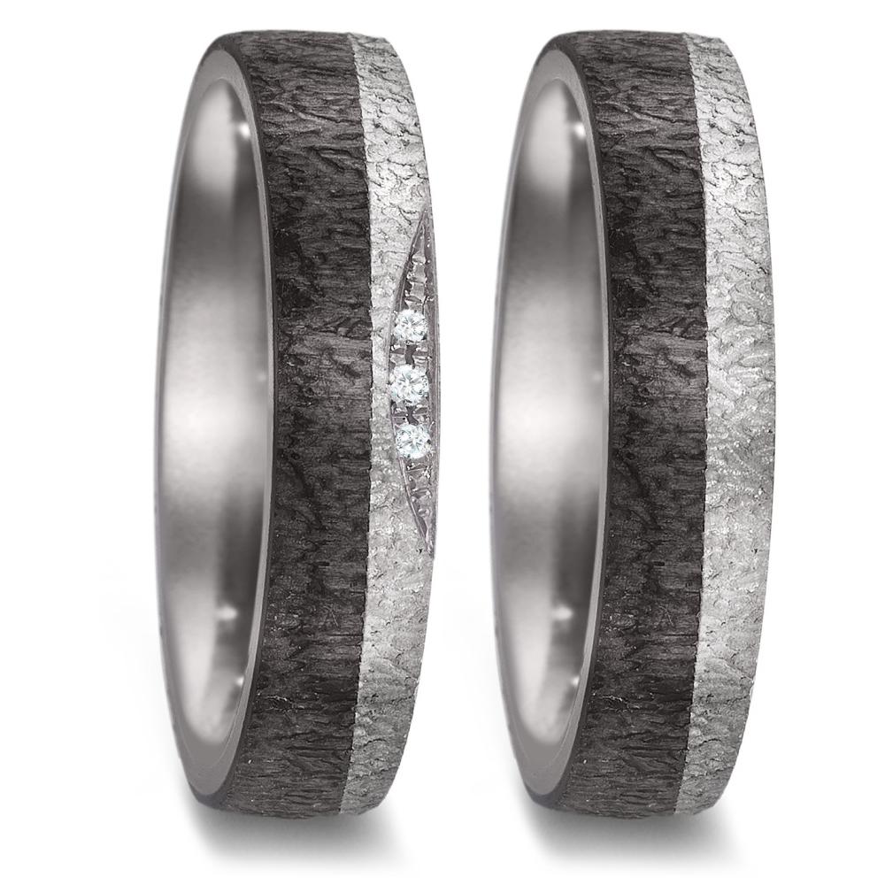 Partnerring Dieser edle Damen-Partnerring kombiniert das seltene Material 999er Tantal mit einer einzigartigen Carbon-Oberfläche. Drei funkelnde Diamanten verleihen dem Ring ein modernes und zugleich elegantes Design. Perfekt für stilbewusste Frauen, die das Besondere schätzen. 52590/001/002/XN62