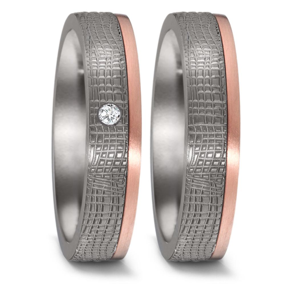 Partnerring Eleganter Damen-Partnerring aus robustem Tantal mit feiner Rotgold-Bordüre. Die strukturierte Oberfläche verleiht dem Ring einen modernen Look, ergänzt durch einen funkelnden Diamanten als edles Highlight. Perfekt für besondere Momente und die symbolische Verbindung zweier Herzen. 52595/001/002/XR03