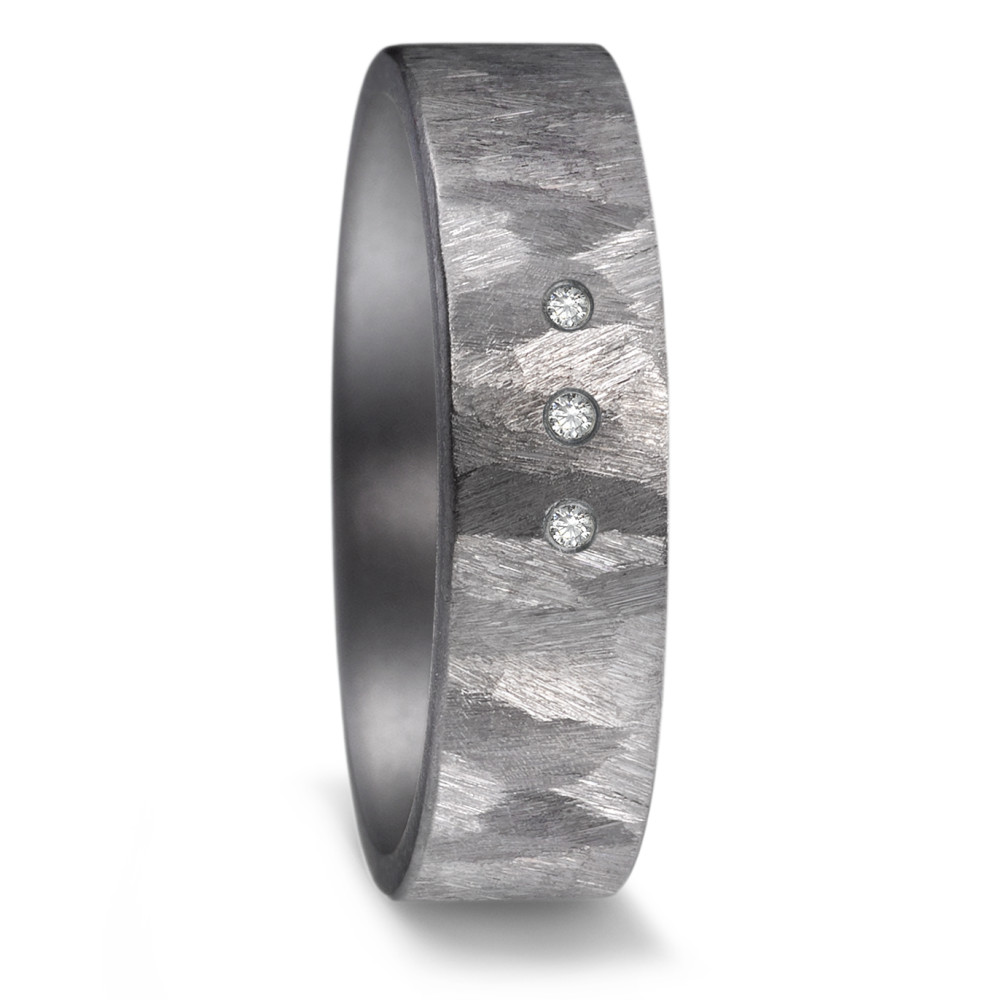 Partnerring Geschaffen für die Ewigkeit – stark, beständig und kostbar! Tantal ist ein äusserst selten vorkommendes, grafitgraues und extrem hartes Metall. Partner- und Trauringe aus Tantal sind ideal für alle Individualisten und kreative Paare, für die Platin und Gold einfach zu gewöhnlich sind. Die dunkleren Tantalringe lassen Diamanten und alle Goldtöne besonders schön strahlen. 59644/023/003/X000