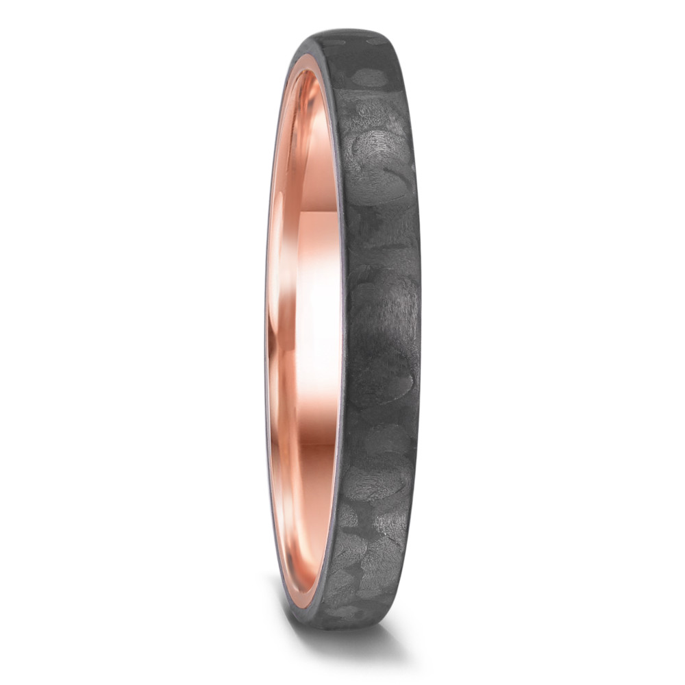 Partnerring TeNo Love Rings VOLCANIC aus Carbon mit Gold sind sehr ausgefallene Partnerringe und Trauringe. Durch das schlichte und zeitlose Design stehen diese Manufaktur-Ringe für einen modernen Lifestyle. Die massiv goldene Ringschiene wird hier von schwarzem Carbon fest ummantelt. Zur Auswahl stehen fünf Ringbreiten in 3, 4, 5 und 6 mm sowie über 500 Diamant Varianten. 52658/001/000/N559