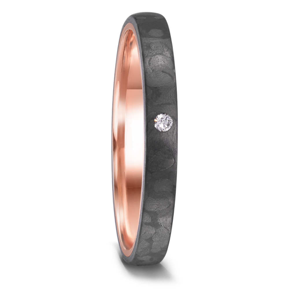 Partnerring TeNo Love Rings VOLCANIC aus Carbon mit Gold sind sehr ausgefallene Partnerringe und Trauringe. Durch das schlichte und zeitlose Design stehen diese Manufaktur-Ringe für einen modernen Lifestyle. Die massiv goldene Ringschiene wird hier von schwarzem Carbon fest ummantelt. Zur Auswahl stehen fünf Ringbreiten in 3, 4, 5 und 6 mm sowie über 500 Diamant Varianten. 52658/001/DA2/N559