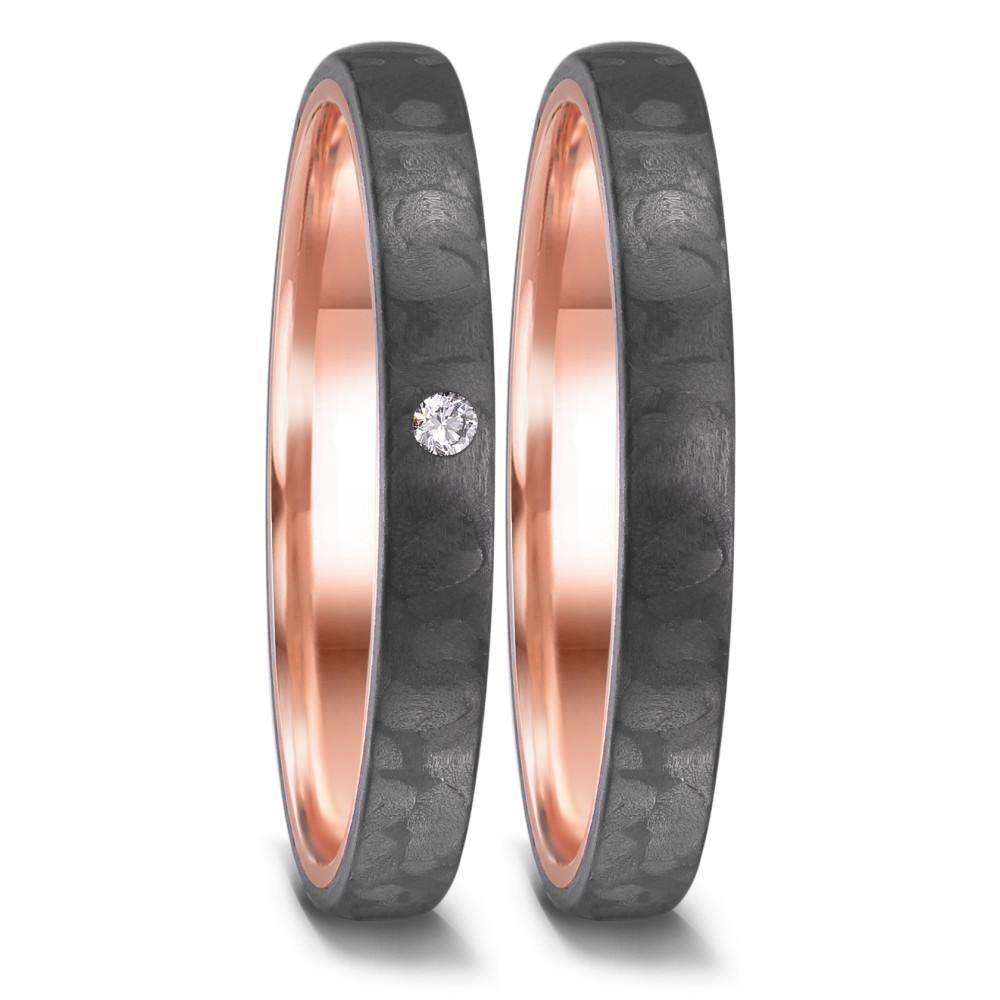 Partnerring TeNo Love Rings VOLCANIC aus Carbon mit Gold sind sehr ausgefallene Partnerringe und Trauringe. Durch das schlichte und zeitlose Design stehen diese Manufaktur-Ringe für einen modernen Lifestyle. Die massiv goldene Ringschiene wird hier von schwarzem Carbon fest ummantelt. Zur Auswahl stehen fünf Ringbreiten in 3, 4, 5 und 6 mm sowie über 500 Diamant Varianten. 52658/001/DA2/N559