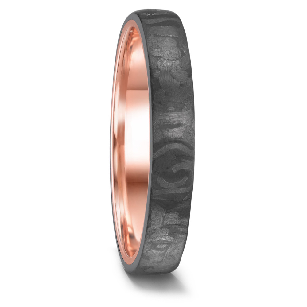 Partnerring Love Rings von TeNo Design vereinen aussergewöhnliche Gestaltung mit edlen Materialien. Diese Partnerringe und Trauringe zeichnen sich durch ihre schlichte, zeitlose Formgebung aus, die modernen Lifestyle verkörpert. Die massive goldene Ringschiene wird von schwarzem Carbon fest ummantelt, was einen markanten Kontrast schafft. Zur Auswahl stehen fünf Ringbreiten in 3, 4, 5 und 6 mm sowie über 500 Diamant Varianten. 52659/001/000/N559