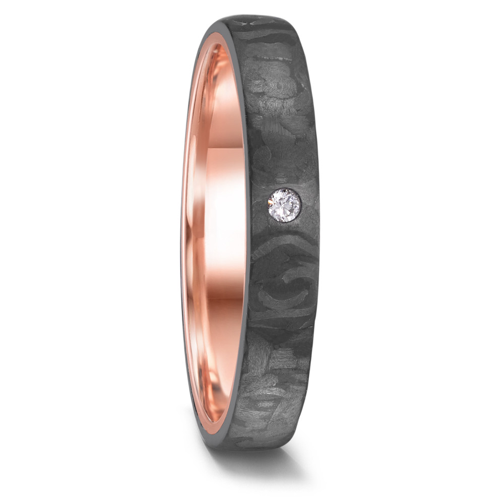 Partnerring Love Rings von TeNo Design vereinen aussergewöhnliche Gestaltung mit edlen Materialien. Diese Partnerringe und Trauringe zeichnen sich durch ihre schlichte, zeitlose Formgebung aus, die modernen Lifestyle verkörpert. Die massive goldene Ringschiene wird von schwarzem Carbon fest ummantelt, was einen markanten Kontrast schafft. Zur Auswahl stehen fünf Ringbreiten in 3, 4, 5 und 6 mm sowie über 500 Diamant Varianten. 52659/001/DA3/N559