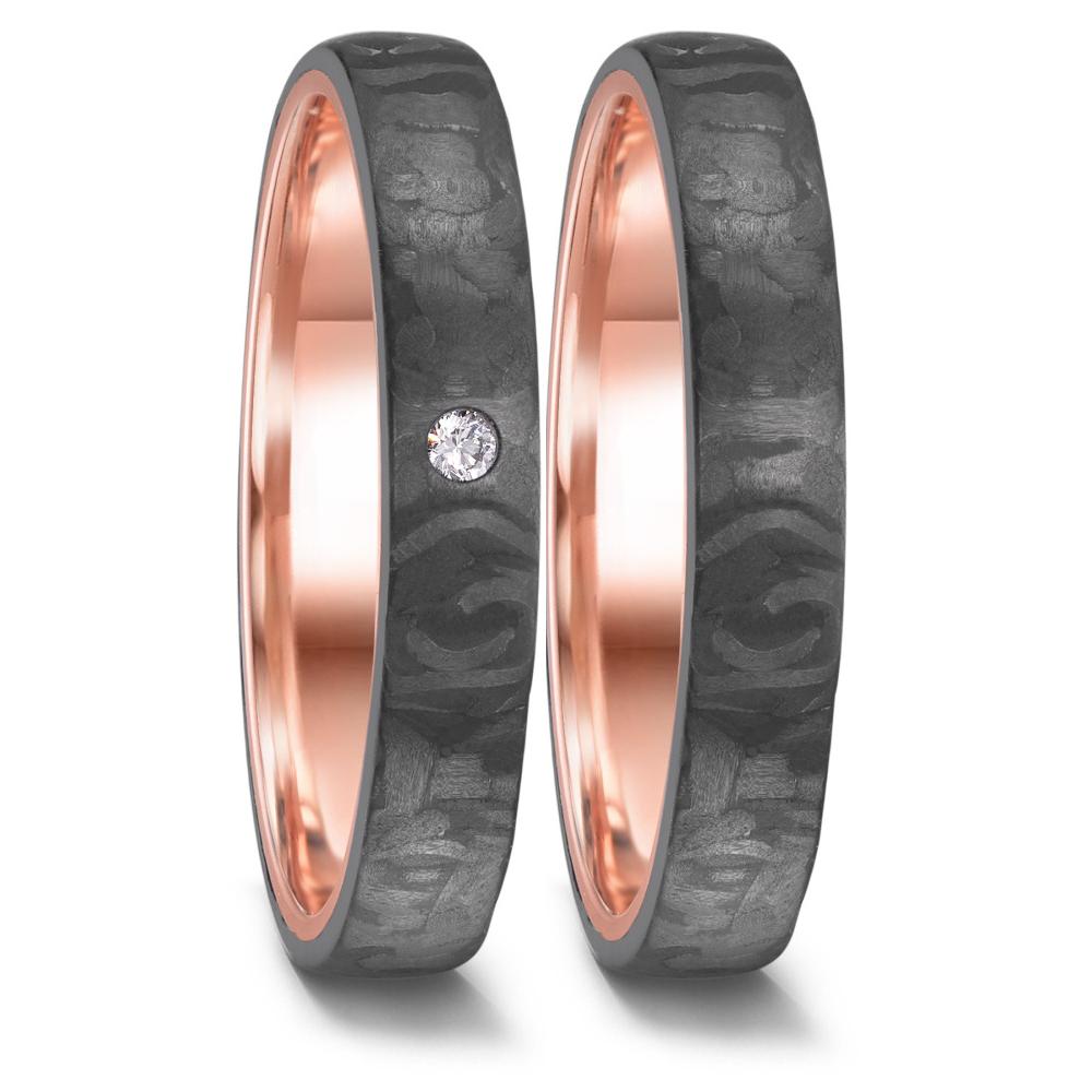 Partnerring Love Rings von TeNo Design vereinen aussergewöhnliche Gestaltung mit edlen Materialien. Diese Partnerringe und Trauringe zeichnen sich durch ihre schlichte, zeitlose Formgebung aus, die modernen Lifestyle verkörpert. Die massive goldene Ringschiene wird von schwarzem Carbon fest ummantelt, was einen markanten Kontrast schafft. Zur Auswahl stehen fünf Ringbreiten in 3, 4, 5 und 6 mm sowie über 500 Diamant Varianten. 52659/001/DA3/N559