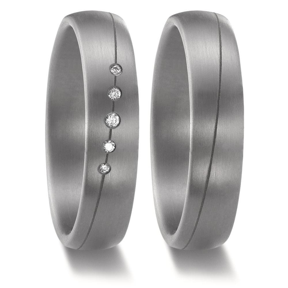Partnerring Eleganter Damen-Partnering aus 999er Tantal, mattiert mit dezenter Liniengravur. Veredelt durch fünf funkelnde Diamanten, die dem Ring zeitlose Schönheit und einen Hauch Luxus verleihen. Perfekt für besondere Momente und symbolische Verbindungen.