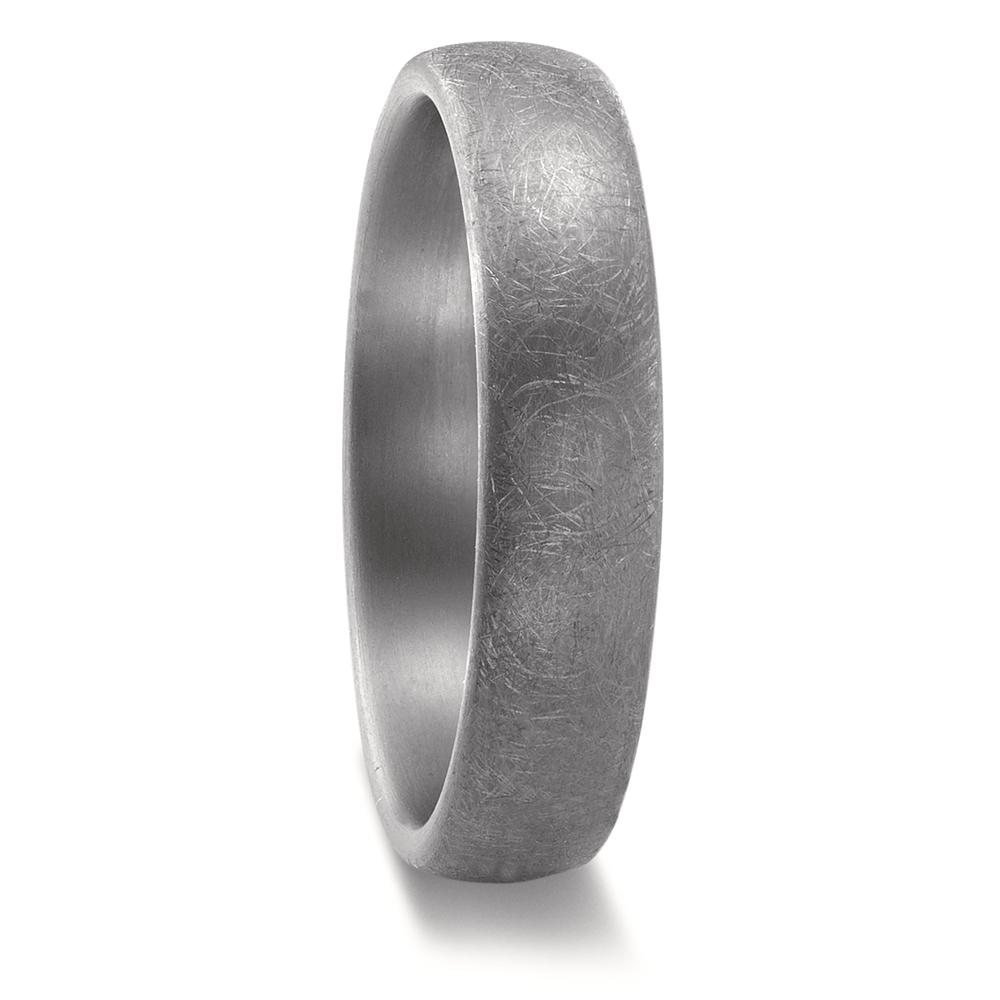 Partnerring Geschaffen für die Ewigkeit  stark, beständig und kostbar! Tantal ist ein äusserst selten vorkommendes, grafitgraues und extrem hartes Metall. Partner- und Trauringe aus Tantal sind ideal für alle Individualisten und kreative Paare, für die Platin und Gold einfach zu gewöhnlich sind. Die dunkleren Tantalringe lassen Diamanten und alle Goldtöne besonders schön strahlen. 59676/005/000/X000