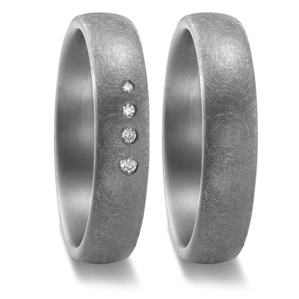 Partnerring Eleganter Damen-Partnerring aus robustem Tantal mit vier funkelnden Diamanten in abgestufter Anordnung. Das matte Finish verleiht dem Ring einen modernen, zeitlosen Look – perfekt für Liebende, die außergewöhnlichen Schmuck mit besonderer Bedeutung schätzen.