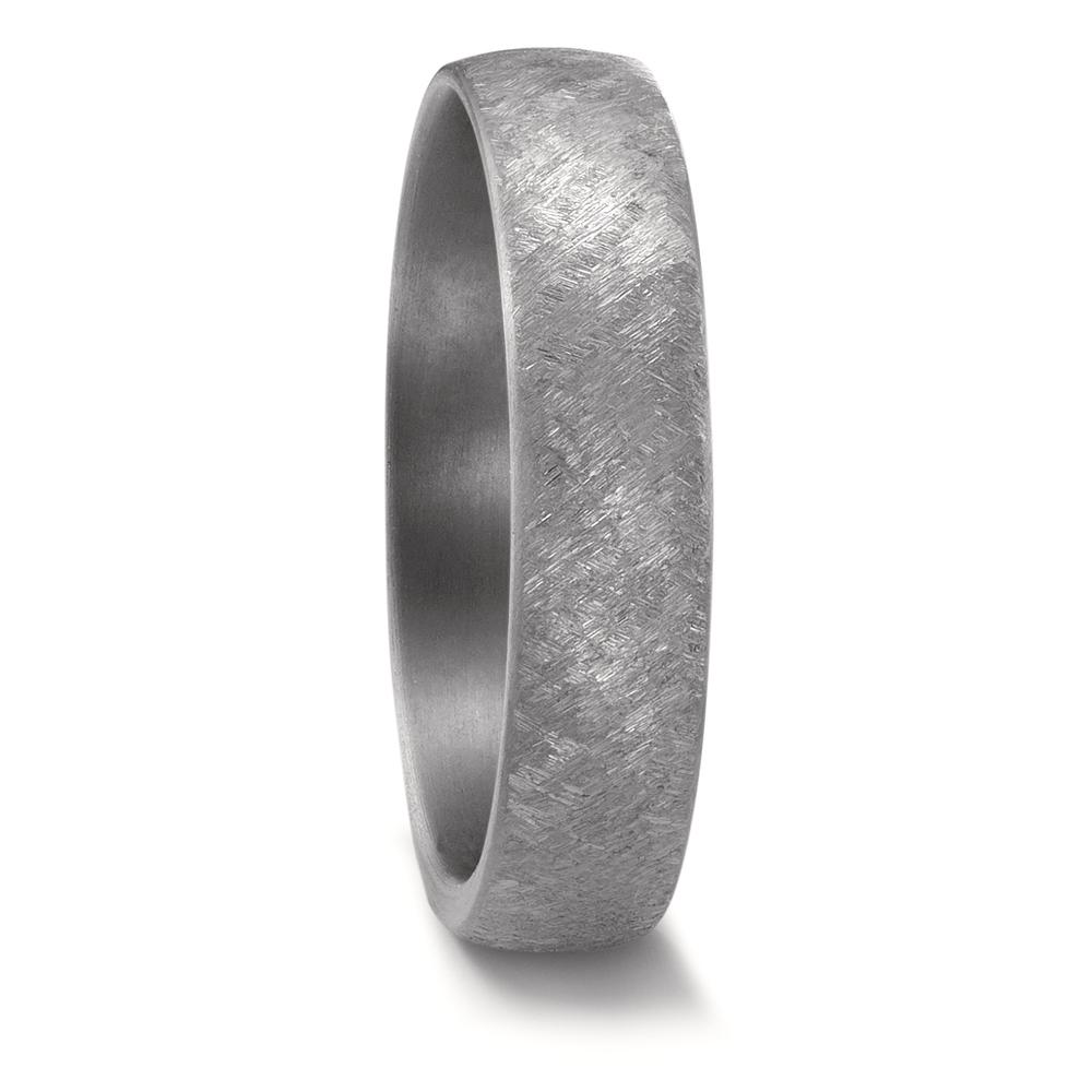 Partnerring Dieser markante Tantalring aus der Avantgarde Kollektion von TeNo Design besticht mit seinem überkreuzten, mattierten Finish, das dem Ring eine einzigartige Ausstrahlung verleiht. Hergestellt aus reinem Tantal, einem metallischen Element mit faszinierenden Eigenschaften, symbolisiert er Stärke und Individualität. Sein zeitloser Stil und die minimalistische Ästhetik machen ihn perfekt für Puristen, die das Wesentliche schätzen und nach einem aussergewöhnlichen und zeitgemässen Ring suchen. 59677/023/000/X000