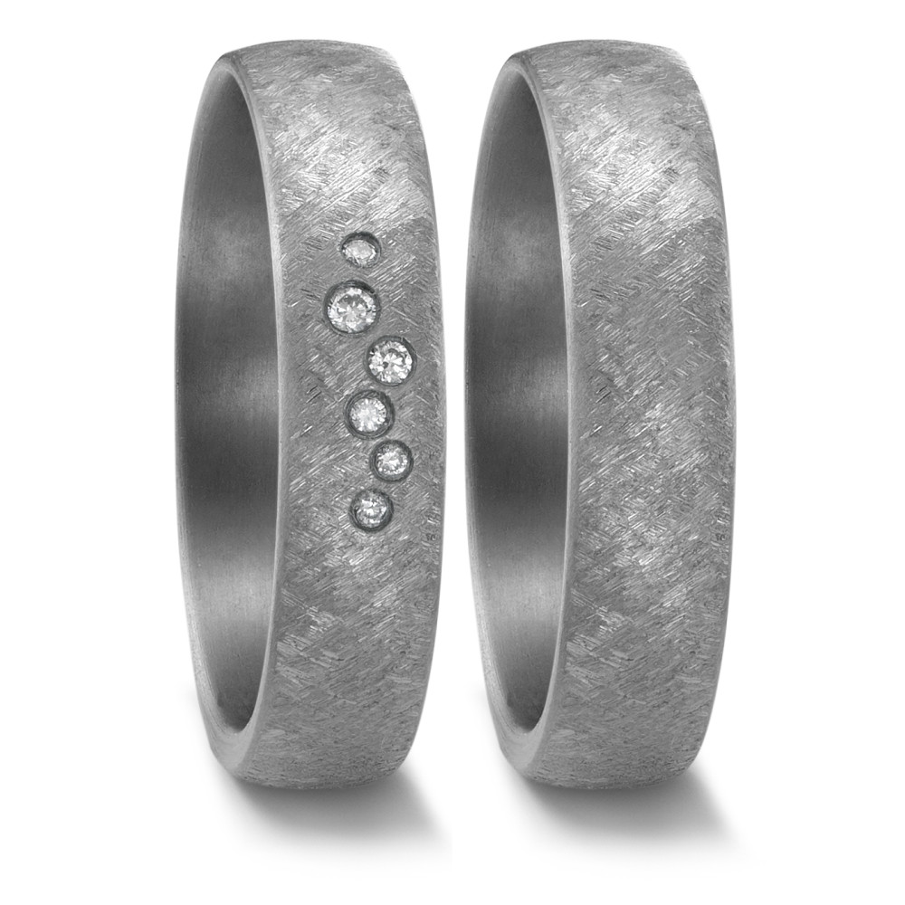 Partnerring Eleganter Damen-Partnerring aus 999 Tantal mit matter Oberfläche. Verziert mit sieben funkelnden Diamanten, die stilvoll in einer Linie angeordnet sind. Ein modernes und edles Schmuckstück, das Beständigkeit und Liebe symbolisiert – ideal für besondere Momente.