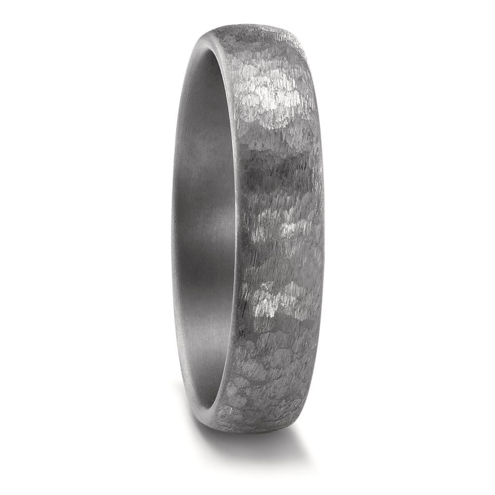 Partnerring Geschaffen für die Ewigkeit – stark, beständig und kostbar! Tantal ist ein äusserst selten vorkommendes, grafitgraues und extrem hartes Metall. Partner- und Trauringe aus Tantal sind ideal für alle Individualisten und kreative Paare, für die Platin und Gold einfach zu gewöhnlich sind. Die dunkleren Tantalringe lassen Diamanten und alle Goldtöne besonders schön strahlen. 59678/014/000/X000