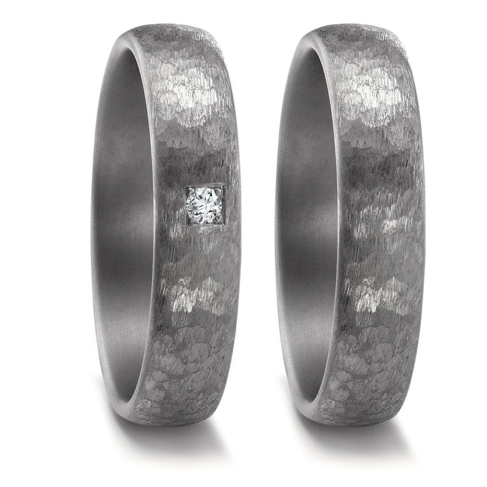 Partnerring Dieser Damen Partnerring aus 999er Tantal besticht durch seine elegante, strukturierte Oberfläche und einen funkelnden Diamanten als Highlight. Das edle Material und das moderne Design machen ihn zum perfekten Symbol für Ihre Verbundenheit. Hautfreundlich und langlebig.