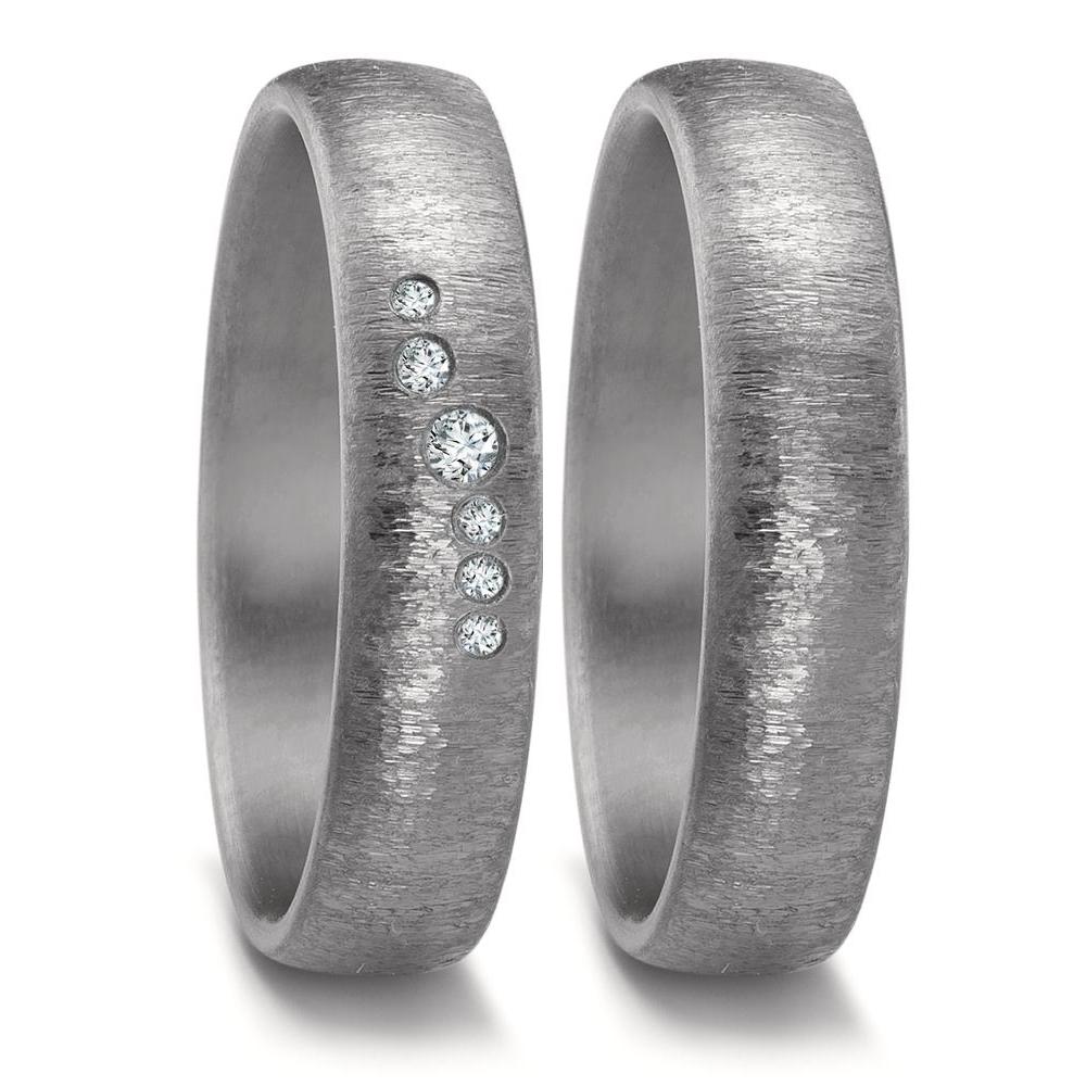 Partnerring Geschaffen für die Ewigkeit – stark, beständig und kostbar! Tantal ist ein äusserst selten vorkommendes, grafitgraues und extrem hartes Metall. Partner- und Trauringe aus Tantal sind ideal für alle Individualisten und kreative Paare, für die Platin und Gold einfach zu gewöhnlich sind. Die dunkleren Tantalringe lassen Diamanten und alle Goldtöne besonders schön strahlen. 