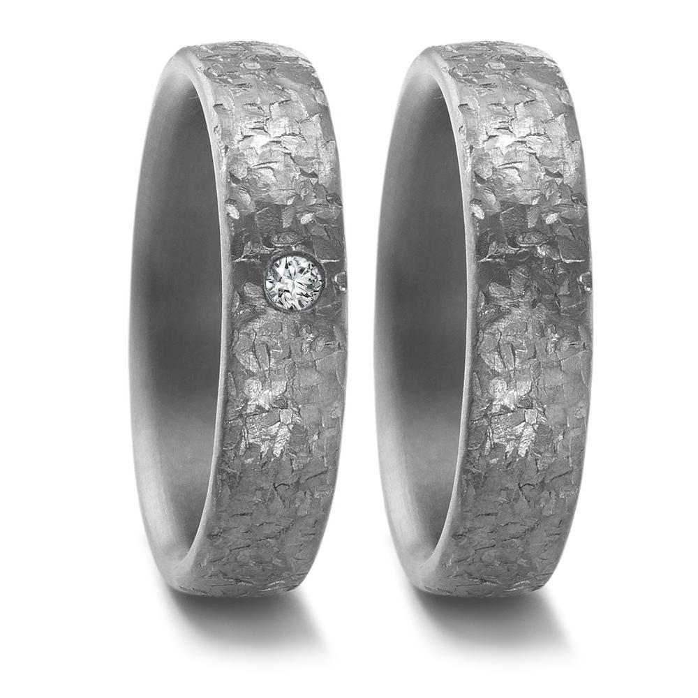 Partnerring Edler Damen-Partnerring aus 999 Tantal mit einzigartiger, strukturierter Oberfläche. Verziert mit einem funkelnden Diamanten, verbindet er modernes Design mit zeitloser Eleganz – perfekt für besondere Momente und als Zeichen der Verbundenheit.