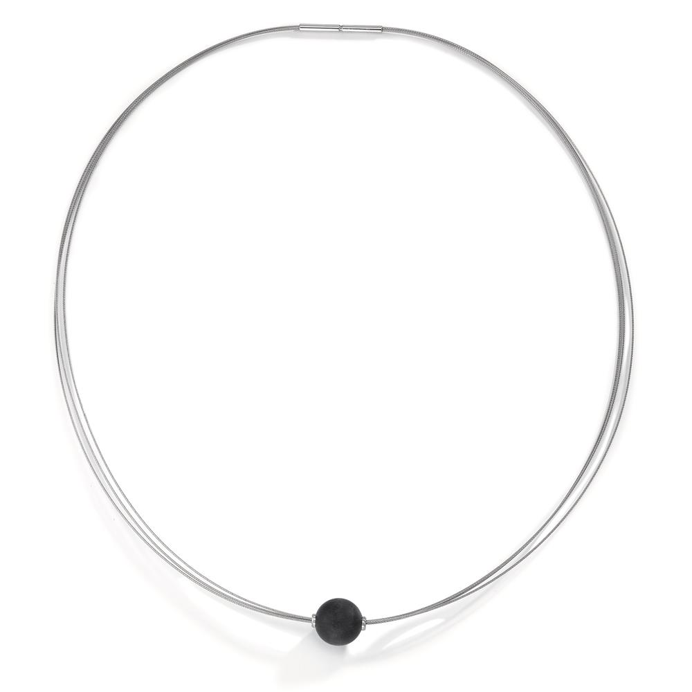 Collier Dezent, nobel, mit minimalistischem Touch: ein aus drei feinen Seilen bestehender Halsreif aus Edelstahl und eine Kugel aus schwarzem Carbon. Mehr braucht es nicht für einen stilvollen Auftritt. 