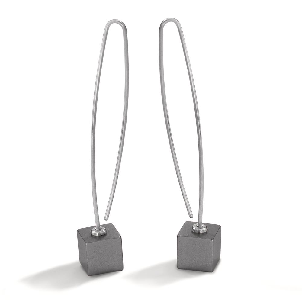 Ohrhänger Die anthrazitfarbenen TeNo Cube Pendelohrhänger sind mit ihrem Würfeldesign aus eloxiertem Aluminium sehr kombinationsfreudig. Durch die ergonomische Form des Ohrhakens aus antiallergenem Edelstahl passen sie sich perfekt am Ohr an. Übrigens: Ohrhänger können auch in einem stylischen Mix zusammen mit Steckern toll getragen werden.  