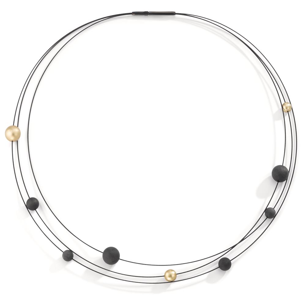 Collier Zeitgemäss, gradlinig und urban: Absolute Hingucker sind die Nera Spiralcolliers von TeNo Design. Sie bestehen aus filigranen Spiralen aus schwarzem Edelstahl, die mit Carbon- und Aluminium Pearls in Light Rosé, Gold oder ausschließlich mit schwarzen Carbon Pearls besetzt sind. 