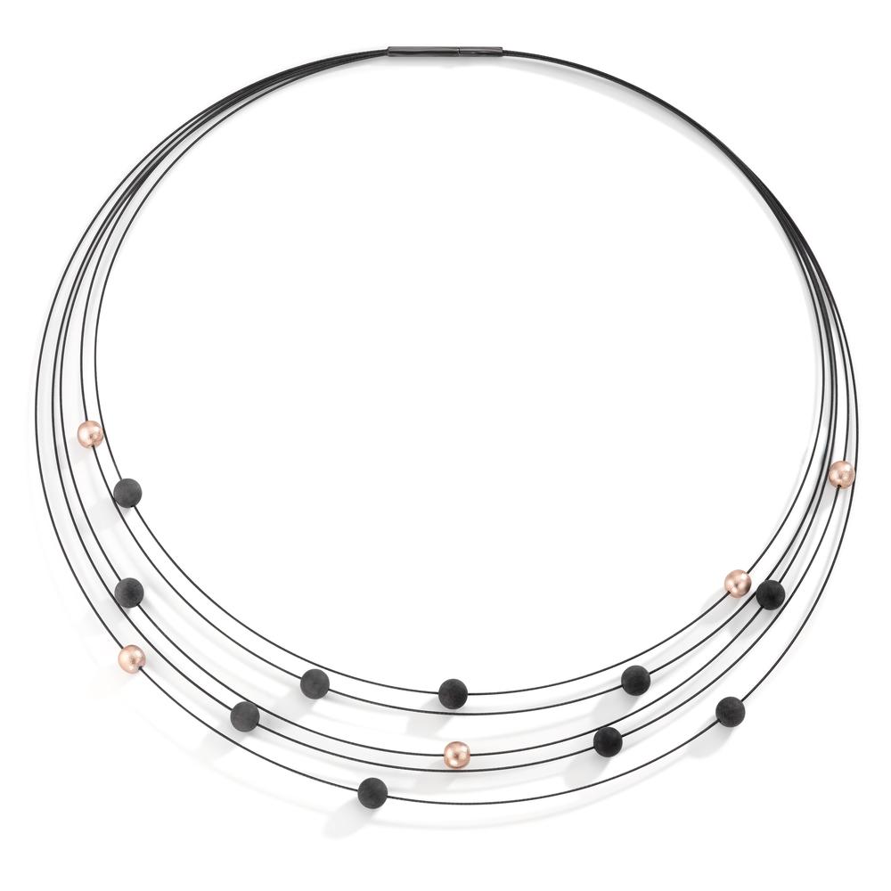 Collier Dieses TeNo Design Halscollier Nera aus filigranen Spiralen kann durch seinen lässigen Materialmix zu vielen Looks & Styles kombiniert werden. Nachtschwarze Carbonkugeln zusammen mit dezent roségoldfarbenen Kugeln aus Aluminium runden das zeitlos schlichte und besondere Design gelungen ab. Ideal dazu passend sind die kugelrunden Ohrstecker Globe, die es wahlweise aus Carbon oder Light Roségold und in verschiedenen Durchmessern gibt. 