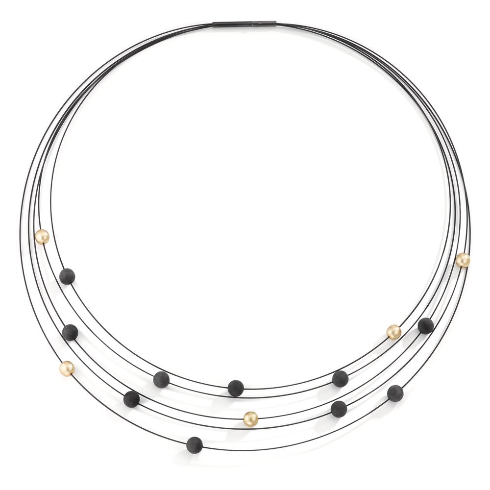 Collier Dieses TeNo Design Halscollier Nera aus filigranen Spiralen kann durch seinen lässigen Materialmix zu vielen Looks & Styles kombiniert werden. Nachtschwarze Carbonkugeln zusammen mit dezent goldfarbenen Kugeln aus Aluminium runden das zeitlos schlichte und besondere Design gelungen ab. Ideal dazu passend sind die kugelrunden Ohrstecker Globe, die es wahlweise aus Carbon oder Light Gold und in verschiedenen Durchmessern gibt. 