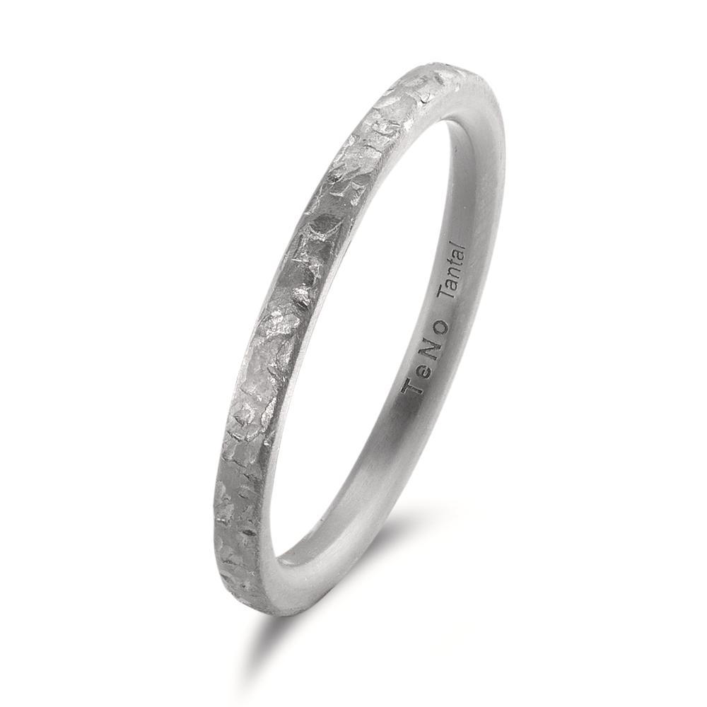 Beisteckring Geschaffen für die Ewigkeit – stark, beständig und kostbar! Tantal ist ein äusserst selten vorkommendes, grafitgraues und extrem hartes Metall. Partner- und Trauringe aus Tantal sind ideal für alle Individualisten und kreative Paare, für die Platin und Gold einfach zu gewöhnlich sind. Die dunkleren Tantalringe lassen Diamanten und alle Goldtöne besonders schön strahlen.