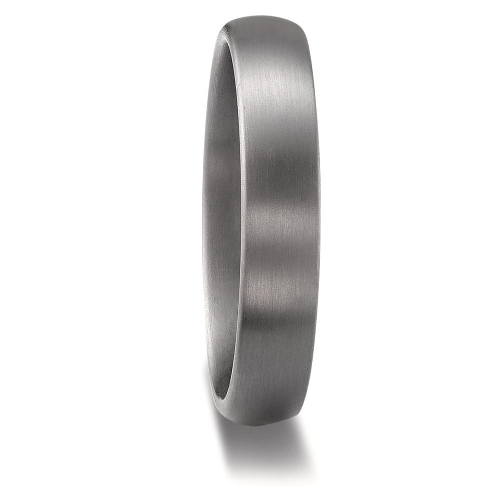 Partnerring Eleganter Partnerring aus hochwertigem Tantal mit mattierter Oberfläche. Zeitloses, robustes Design für den besonderen Anlass oder als Zeichen der Verbundenheit. Hautfreundlich und langlebig – perfekt für den täglichen Gebrauch. Ein Symbol der Liebe und Beständigkeit.