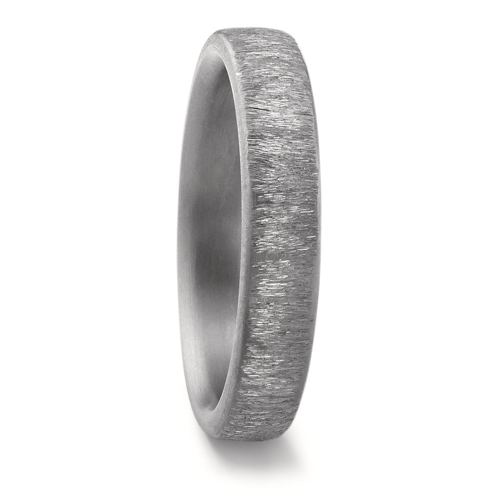 Partnerring Dieser elegante Partnerring aus hochwertigem Tantal besticht durch seine matte, gebürstete Oberfläche. Das robuste Material sorgt für Langlebigkeit und einen modernen Look. Perfekt für Paare, die Wert auf zeitlose schlichte Eleganz legen.