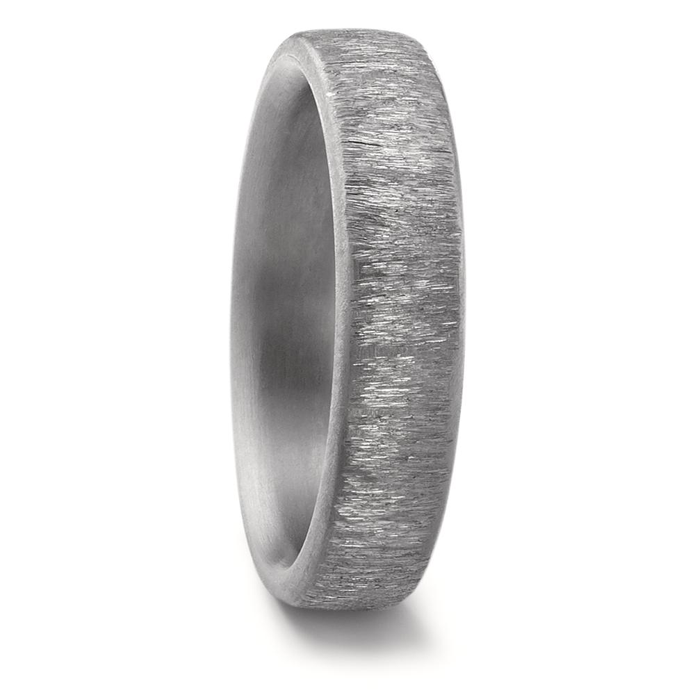 Partnerring Moderner Partnerring aus Tantal mit markanter, gebürsteter Oberfläche. Der robuste und hautfreundliche Ring besticht durch sein schlichtes, elegantes Design und bietet hohen Tragekomfort für jeden Tag. Perfekt für Paare, die zeitlose Verbundenheit suchen.