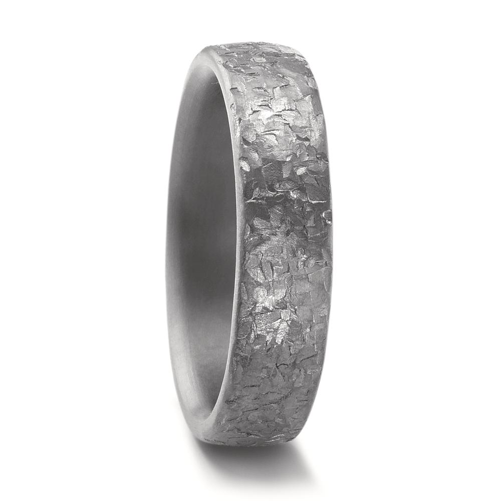 Partnerring Moderner Partnerring aus robustem Tantal mit markanter Hammerschlag-Optik. Die mattierte Oberfläche verleiht dem Ring seinen individuellen Charakter. Ideal für Paare, die Wert auf hochwertige Materialien und einen einzigartigen Look legen. Komfortabel und langlebig.