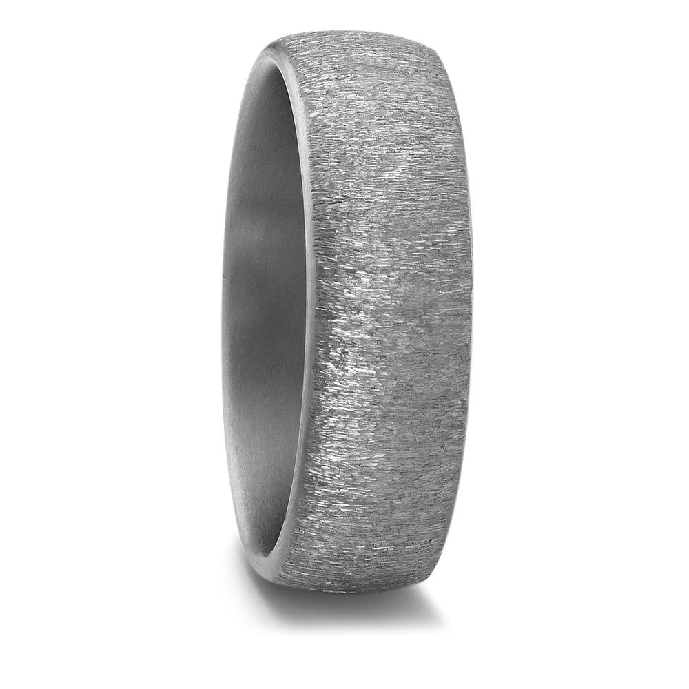 Partnerring Zeitlos eleganter Partnerring aus Tantal mit matter Oberfläche. Das hochwertige Material besticht durch seine besondere Härte und seinen dezenten Grauton. Perfekt für Paare, die einen modernen und langlebigen Ring suchen. Hautfreundlich und angenehm zu tragen.
