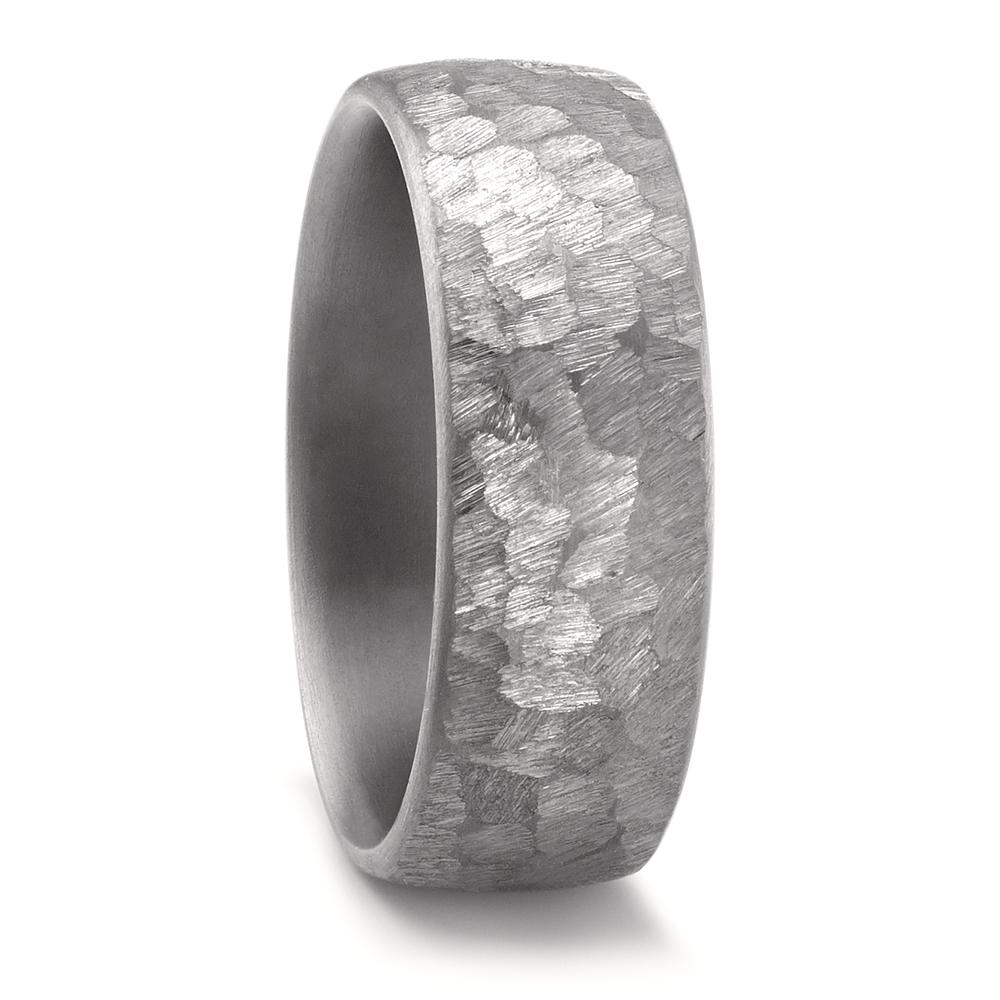 Partnerring Moderner Partnerring aus 999er Tantal mit markanter, gehämmerter Oberflächenstruktur. Hochwertig, robust und besonders hautfreundlich bietet dieser Ring einen einzigartigen Look für Paare, die Wert auf Individualität und Qualität legen. Ein Symbol für ewige Verbundenheit.