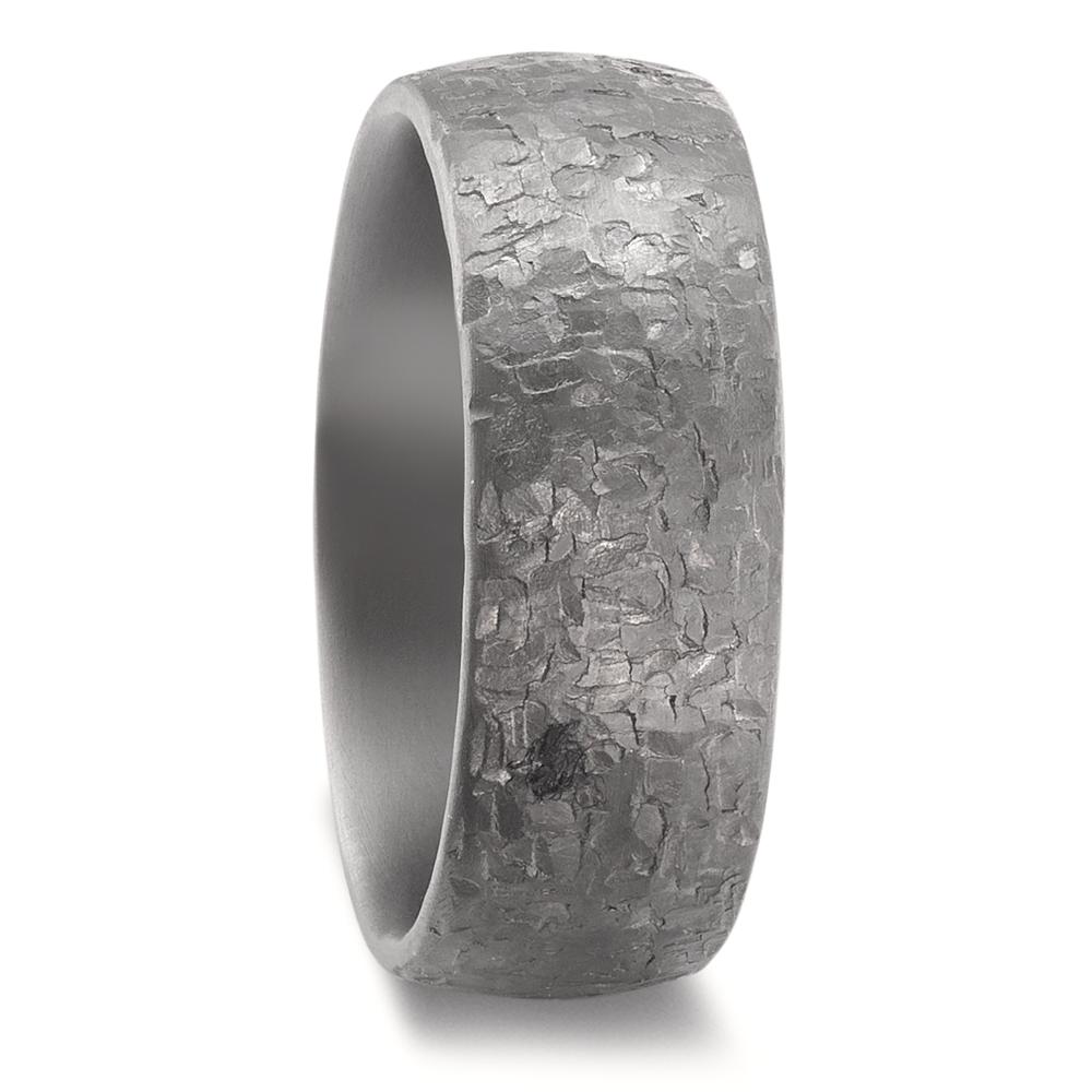Partnerring Moderner Partnerring aus 999er Tantal mit markanter, einzigartiger Struktur. Das matte, dunkle Metall steht für Langlebigkeit und Individualität – perfekt für Paare, die zeitlosen Stil und besondere Materialien schätzen. Ein Statement der Verbundenheit.
