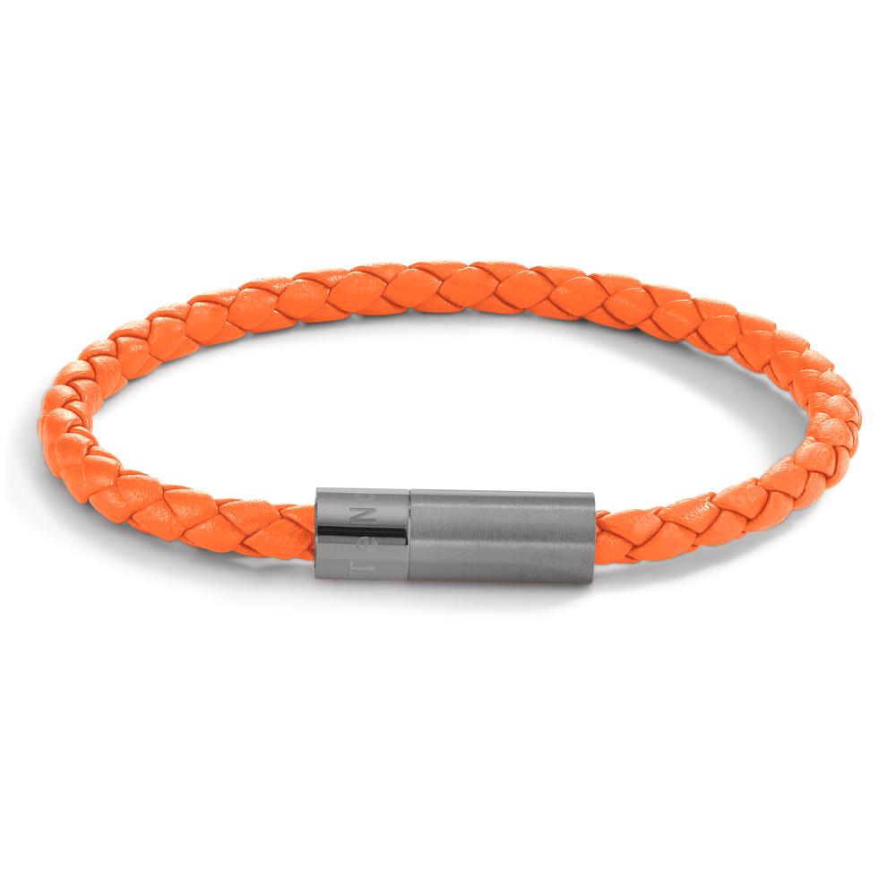 Armband Dieses Damen-Armband kombiniert hochwertiges, orange geflochtenes Leder mit einem robusten Edelstahlverschluss. Es besticht durch modernes Design und sorgt für einen stylischen Akzent an jedem Handgelenk. Ideal für Alltag und besondere Anlässe, bequem & langlebig.