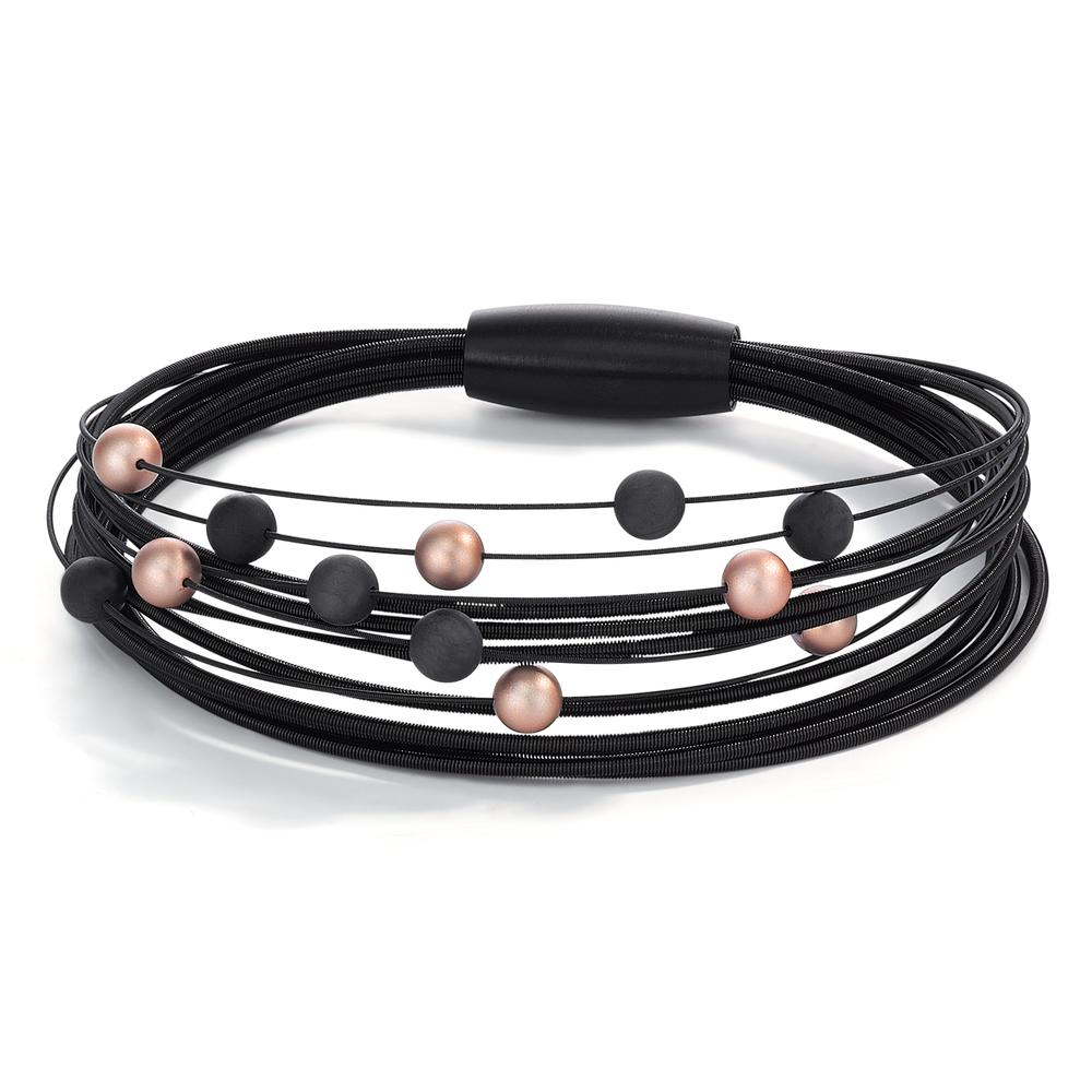 Armband Anschmiegsam, nobel und zeitlos: Auf diesem Spiralarmreif Nera sind nachtschwarze Carbonkugeln zusammen mit dezent roségoldfarbenen Alu-Pearls auf flexiblen Spiralen aufgereiht. Das im Design zeitlose Schmuckstück mit feinen, mehrreihig angeordneten Edelstahlspiralen kann zu unterschiedlichen Look & Styles getragen werden. Mit einem praktischen Magnetverschluss ausgestattet kann es im Handumdrehen einfach und sicher angelegt werden.  