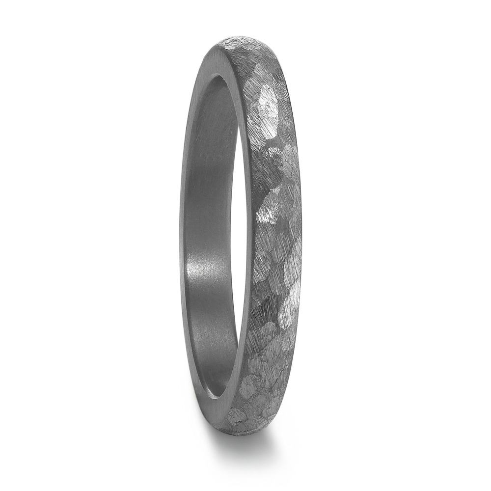 Partnerring Geschaffen für die Ewigkeit – stark, beständig und kostbar! Tantal ist ein äusserst selten vorkommendes, grafitgraues und extrem hartes Metall. Partner- und Trauringe aus Tantal sind ideal für alle Individualisten und kreative Paare, für die Platin und Gold einfach zu gewöhnlich sind. Die dunkleren Tantalringe lassen Diamanten und alle Goldtöne besonders schön strahlen. 59683/014/000/X000