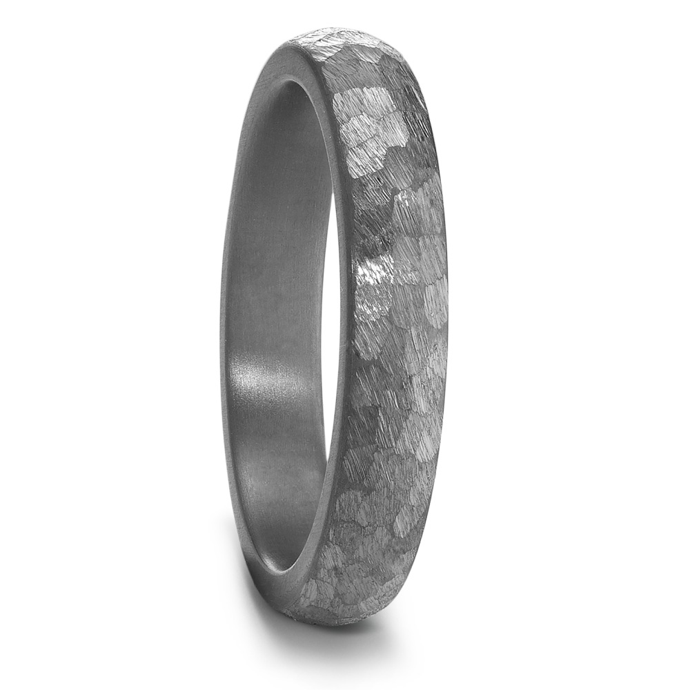 Partnerring Geschaffen für die Ewigkeit – stark, beständig und kostbar! Tantal ist ein äusserst selten vorkommendes, grafitgraues und extrem hartes Metall. Partner- und Trauringe aus Tantal sind ideal für alle Individualisten und kreative Paare, für die Platin und Gold einfach zu gewöhnlich sind. Die dunkleren Tantalringe lassen Diamanten und alle Goldtöne besonders schön strahlen. 59684/014/000/X000