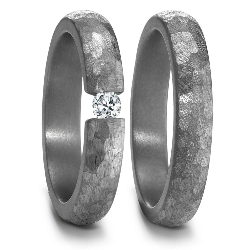 Partnerring Eleganter Damen-Partnerring aus robustem Tantal mit handgearbeiteter Struktur. Im Zentrum funkelt ein strahlender Diamant, der den Ring zu einem symbolträchtigen Zeichen der Verbundenheit macht. Zeitloses Design für besondere Momente und ewige Liebe.