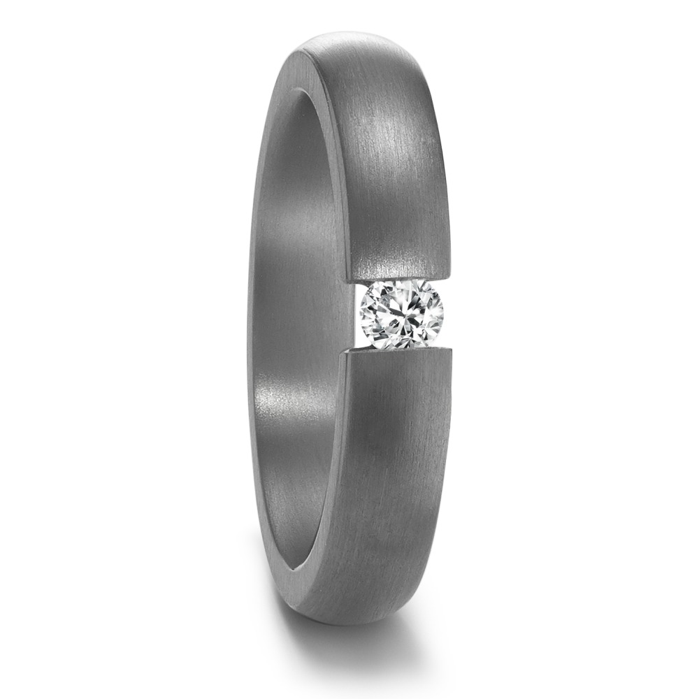 Partnerring Geschaffen für die Ewigkeit – stark, beständig und kostbar! Tantal ist ein äusserst selten vorkommendes, grafitgraues und extrem hartes Metall. Partner- und Trauringe aus Tantal sind ideal für alle Individualisten und kreative Paare, für die Platin und Gold einfach zu gewöhnlich sind. Die dunkleren Tantalringe lassen Diamanten und alle Goldtöne besonders schön strahlen. 59684/003/010/X000