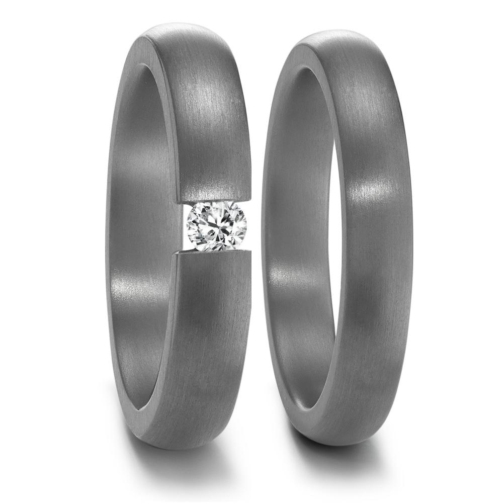 Partnerring Eleganter Damen-Partnerring aus edlem Tantal mit mattem Finish. Inklusive funkelndem Brillanten, der stilvoll in der Mitte des Rings eingefasst ist. Ein modernes Symbol für Verbundenheit und Liebe – zeitlos und robust für jeden Tag.