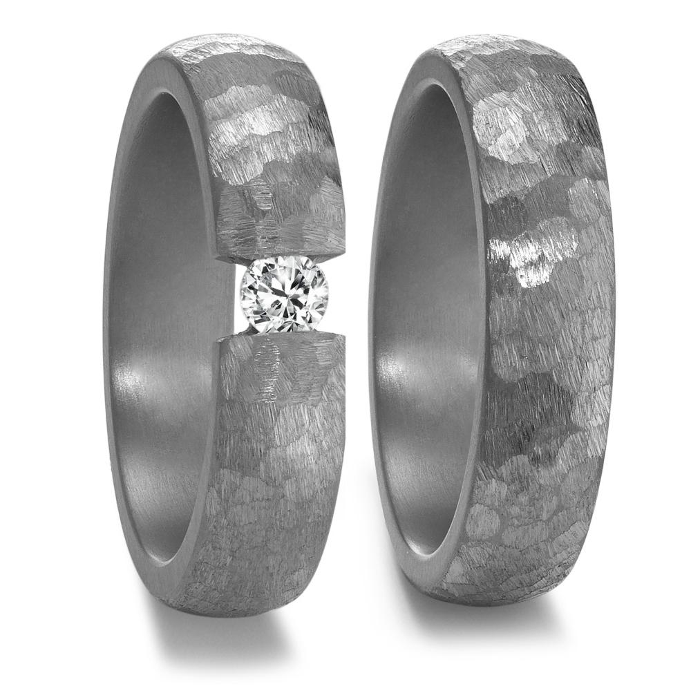 Partnerring Eleganter Damen-Partnerring aus hochwertigem 999 Tantal mit einer einzigartigen, strukturierten Oberfläche. Im Mittelpunkt funkelt ein brillanter Diamant, der diesem Ring eine besondere Leidenschaft und zeitlose Eleganz verleiht – perfekt für verbindliche Momente und besondere Anlässe.