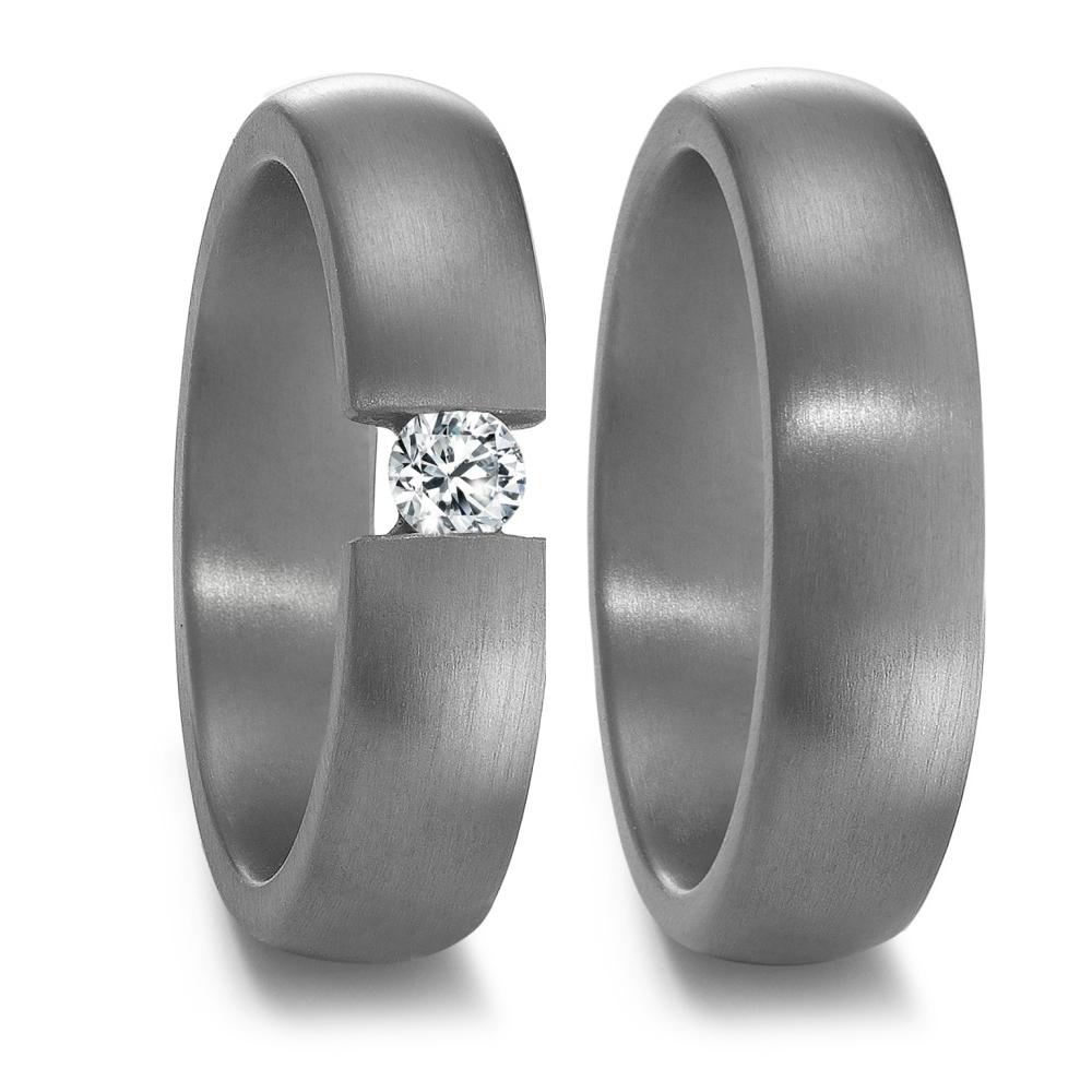 Partnerring Eleganter Damen-Partnerring aus hochwertigem Tantal mit mattem Finish. Der zentrale, funkelnde Diamant verleiht dem Ring zeitlose Schönheit und symbolisiert die besondere Verbindung. Ein modernes Schmuckstück, das stilvolle Eleganz und Beständigkeit vereint.