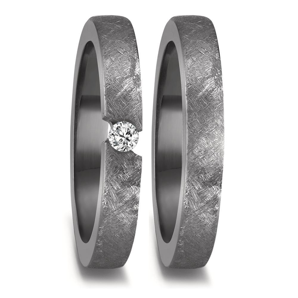 Partnerring Eleganter Damen Partnerring aus robustem Tantal mit markanter, gebürsteter Oberfläche. Mittig eingefasst ein funkelnder Diamant, der dem hochwertigen Schmuckstück zeitlose Eleganz und besondere Ausdruckskraft verleiht. Perfekt für stilbewusste Frauen. 52673/023/005/X000