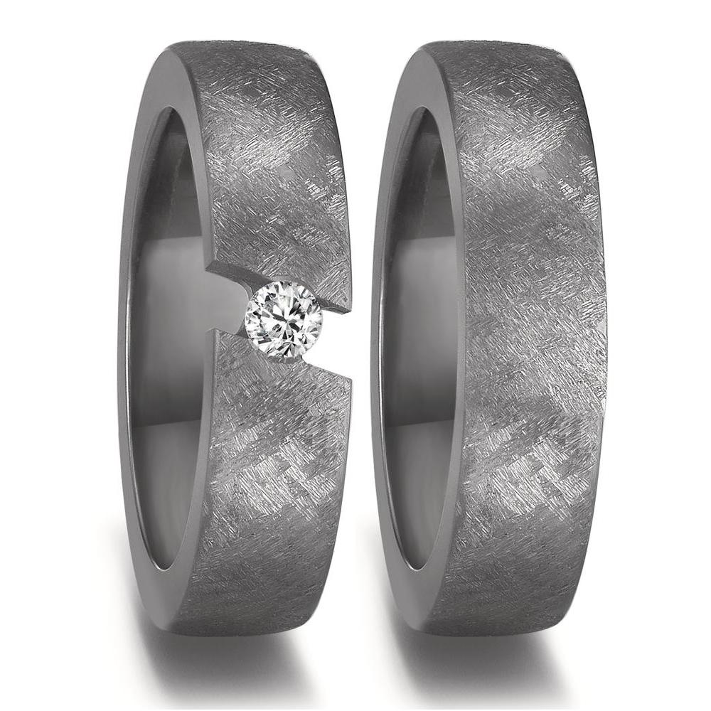 Partnerring Eleganter Damen-Partnerring aus 999 Tantal mit einzigartiger, gebürsteter Oberfläche. Im Design integriert: ein funkelnder Diamant, der dem Ring einen edlen Akzent verleiht. Zeitlos und robust – perfekt für besondere Momente und als Symbol Ihrer Verbundenheit. 52674/023/008/X000