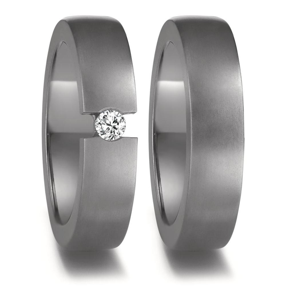 Partnerring Moderner Damen-Partnerring aus robustem Tantal mit mattierter Oberfläche. Im Zentrum funkelt ein eleganter Diamant, der dem Ring eine edle Note verleiht. Perfekt für Paare, die besondere Verbundenheit mit zeitlosem Design und hochwertiger Verarbeitung lieben. 52676/001/008/X000
