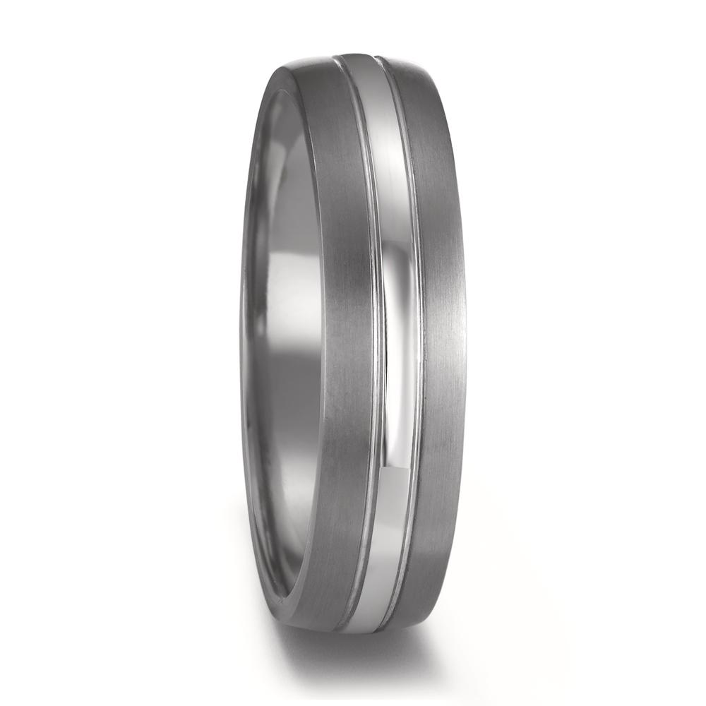 Partnerring Bei diesen Tantal-Eheringen aus der TeNo Avantgarde-Kollektion steht individuelles Design im Mittelpunkt. Das exklusive Eheringpaar ist aus 999 Tantal zusammen mit Platin 950 in deutscher Manufaktur handgefertigt worden. Der Damenring ist zusätzlich mit funkelnden Diamanten besetzt. Tantal, das seltener als Gold ist, fühlt sich toll auf der Haut an, ist darüber hinaus antiallergen und sehr robust. Das schiefergraue Metall gehört zu den härtesten Metallen die bei der Herstellung für Trau- und Eheringe verarbeitet werden.  52678/001/000/XP02