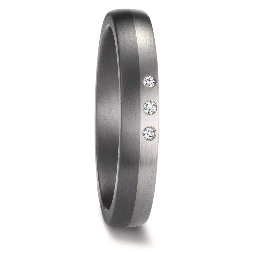 Partnerring Diese exklusiven TeNo Avantgarde Tantal Ringe mit edlem Platin 600 und funkelnden Diamanten werden individuell in deutscher Manufaktur in liebevoller Handarbeit gefertigt. Sie sind eine beliebte Wahl für Partner- oder Eheringe, insbesondere bei Paaren, die nach ausgefallenen und zeitlosen Designs für ihre Ringe suchen. Tantal, auch bekannt als Tantalum, gehört zu den härtesten Metallen, die bei der Herstellung für Trau- und Eheringe verarbeitet werden und erzeugt mit Diamanten, Gold und Platin tolle Effekte und wunderschöne Lichtspiele. 59176/002/003/XY00