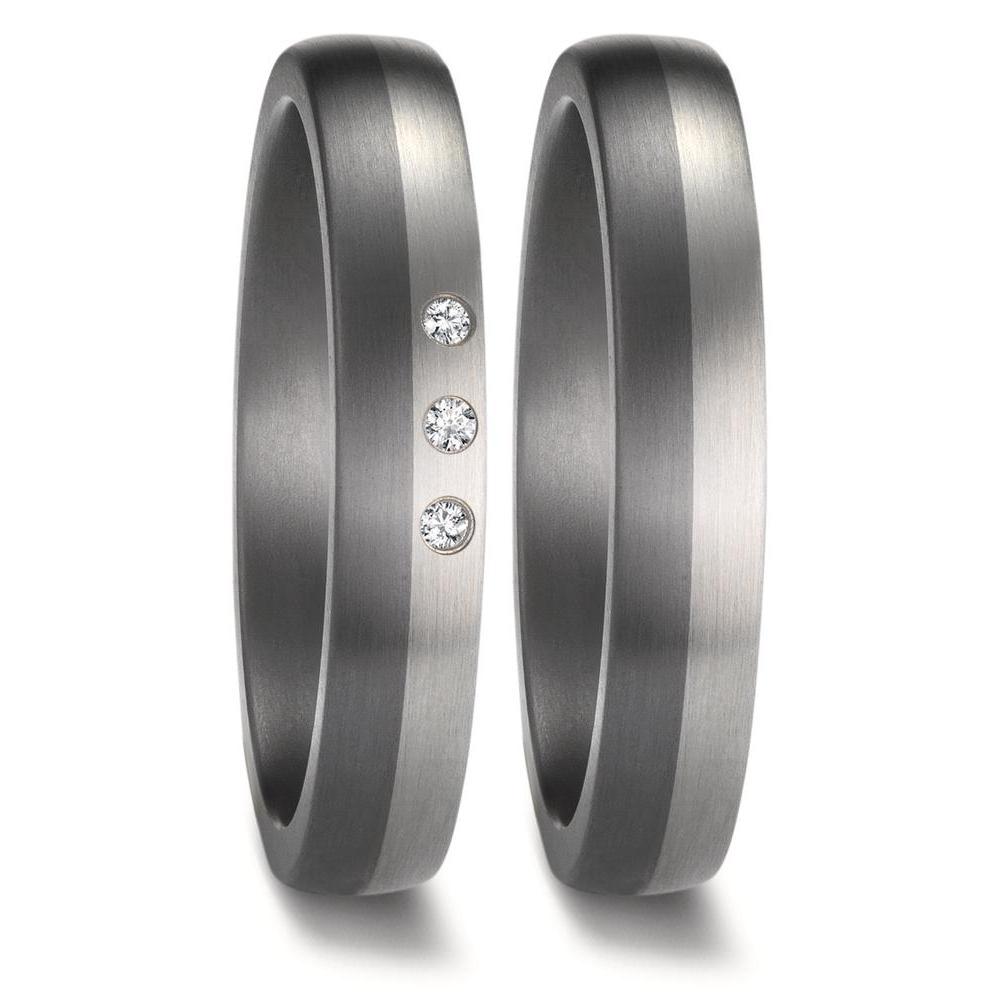 Partnerring Diese exklusiven TeNo Avantgarde Tantal Ringe mit edlem Platin 600 und funkelnden Diamanten werden individuell in deutscher Manufaktur in liebevoller Handarbeit gefertigt. Sie sind eine beliebte Wahl für Partner- oder Eheringe, insbesondere bei Paaren, die nach ausgefallenen und zeitlosen Designs für ihre Ringe suchen. Tantal, auch bekannt als Tantalum, gehört zu den härtesten Metallen, die bei der Herstellung für Trau- und Eheringe verarbeitet werden und erzeugt mit Diamanten, Gold und Platin tolle Effekte und wunderschöne Lichtspiele. 