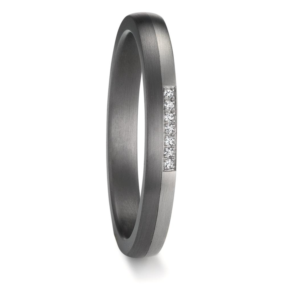 Partnerring TeNo Avantgarde Ringe aus Tantal mit Platin überzeugen durch hohen Tragekomfort. Bei gleichzeitig schlichter Form in zeitloser Eleganz umschmeicheln sie das Auge und verwöhnen den Tastsinn. Die Ringe werden in deutscher Manufaktur aus 999 Tantal und Platin 600 in Handarbeit gefertigt. Beide Metalle sind seltener als Gold und fühlen sich angenehm auf der Haut an. Der schiefergraue wärmere Farbton des Tantals bereichert das eher kühlere und hellere Platin und hat etwas Faszinierendes, verführerisch Dunkles und ist sowohl bei Frauen wie auch bei Männer sehr beliebt. 59179/002/144/XY00