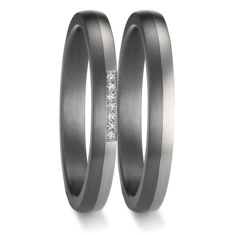 Partnerring TeNo Avantgarde Ringe aus Tantal mit Platin überzeugen durch hohen Tragekomfort. Bei gleichzeitig schlichter Form in zeitloser Eleganz umschmeicheln sie das Auge und verwöhnen den Tastsinn. Die Ringe werden in deutscher Manufaktur aus 999 Tantal und Platin 600 in Handarbeit gefertigt. Beide Metalle sind seltener als Gold und fühlen sich angenehm auf der Haut an. Der schiefergraue wärmere Farbton des Tantals bereichert das eher kühlere und hellere Platin und hat etwas Faszinierendes, verführerisch Dunkles und ist sowohl bei Frauen wie auch bei Männer sehr beliebt. 