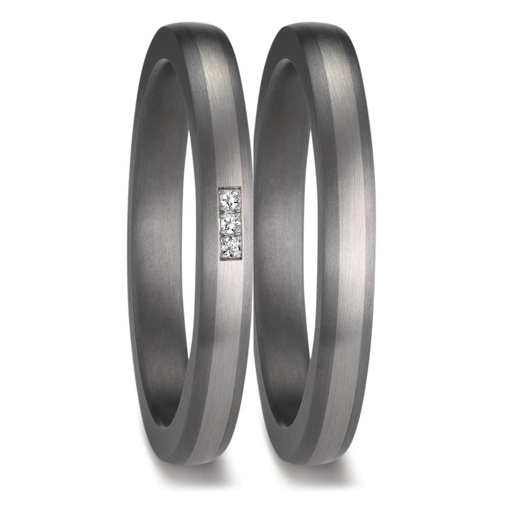 Partnerring Diese in deutscher Manufaktur gefertigten TeNo Avantgarde Ringe sind aus Tantal und Platin 600 geschmiedet. Tantal, auch bekannt als Tantalum, hat eine geheimnisvolle dunkelgraue Tonalität und gehört zu den seltensten Materialien der Welt. Kombiniert mit dem Edelmetall Platin bestechen diese besonderen Trauringe durch ihre Schönheit und die außergewöhnliche Robustheit beider Metalle. Tantal, Platin und Diamanten erzeugen zusammen tolle Effekte, die sowohl bei Frauen und Männern sehr beliebt sind. 