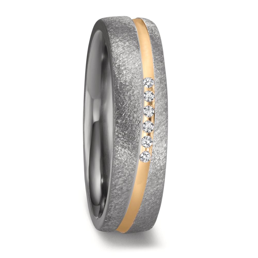 Partnerring Dieser TeNo-Manufaktur-Ring aus Tantal und 18 Karat Gold mit funkelnden Diamanten setzt mit seinem zeitlosen Design neue Maßstäbe. Tantal ist das seltenste Metall im Sonnensystem und sehr robust, was den Ring besonders langlebig macht. Die Kombination aus Material und Farbkontrast schafft eine einzigartige Ausstrahlung, die perfekt für Paare ist, die sich von traditionellen Goldringen abheben möchten. 52702/009/007/X701